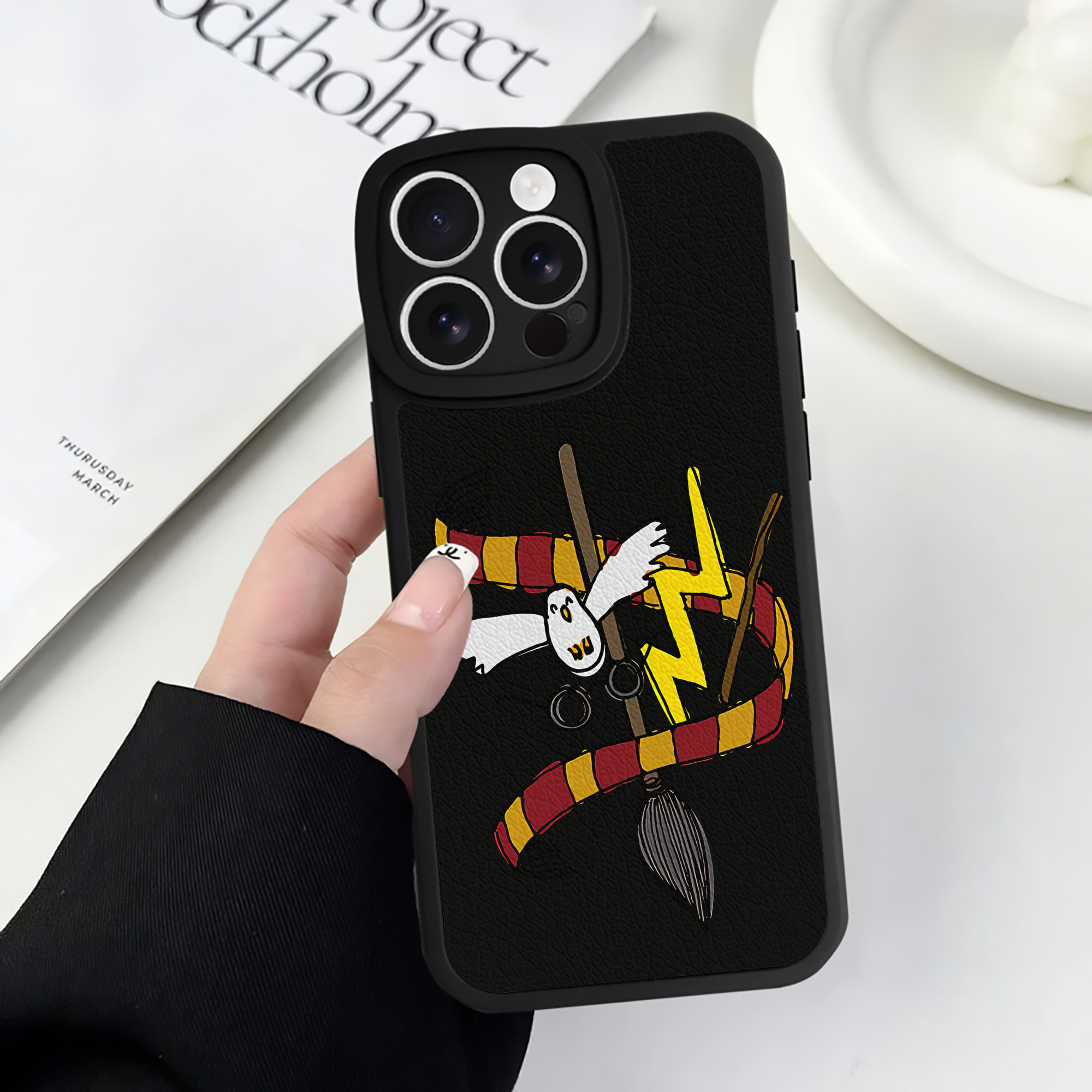 （画像用） Harry Potter ハリー・ポッターシリーズ 【iPhone 16シリーズ対応】シリコンスマホケース（レザー調） 材質：シリコン